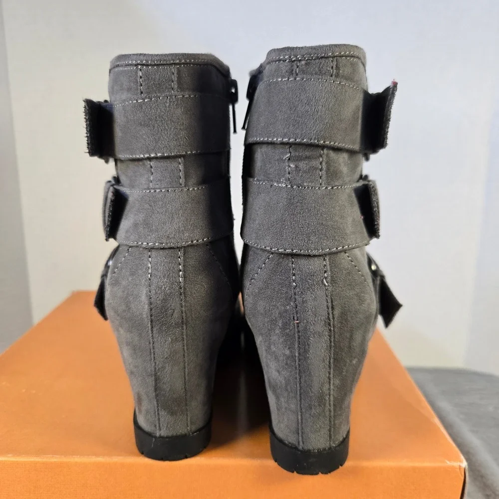 Unisa Unteritory-J Gray Wedge Ankle Boots Triple Buckle Faux Suede Womens 6.5 M
